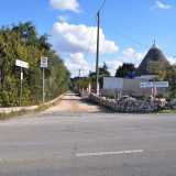 Per trovare i monumenti in miniatura dobbiamo percorrere la Provinciale 101 Conversano-Putignano: a circa 3 km dal �paese del carnevale� troviamo una strada sterrata introdotta da due trulli...